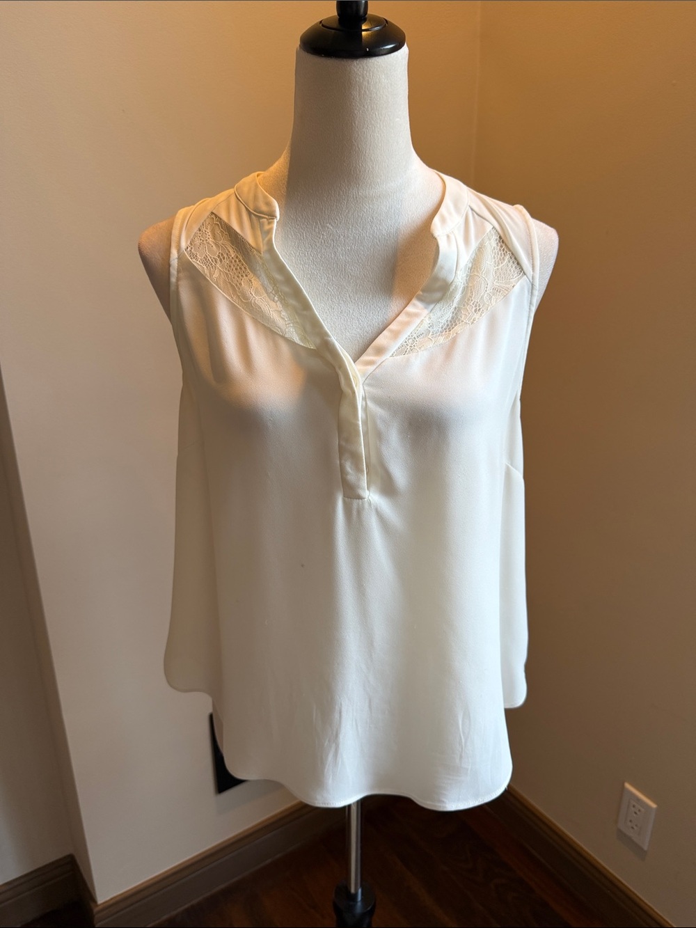 CHELSEA Sleeveless Lace-Trim Cream Blouse Size Large